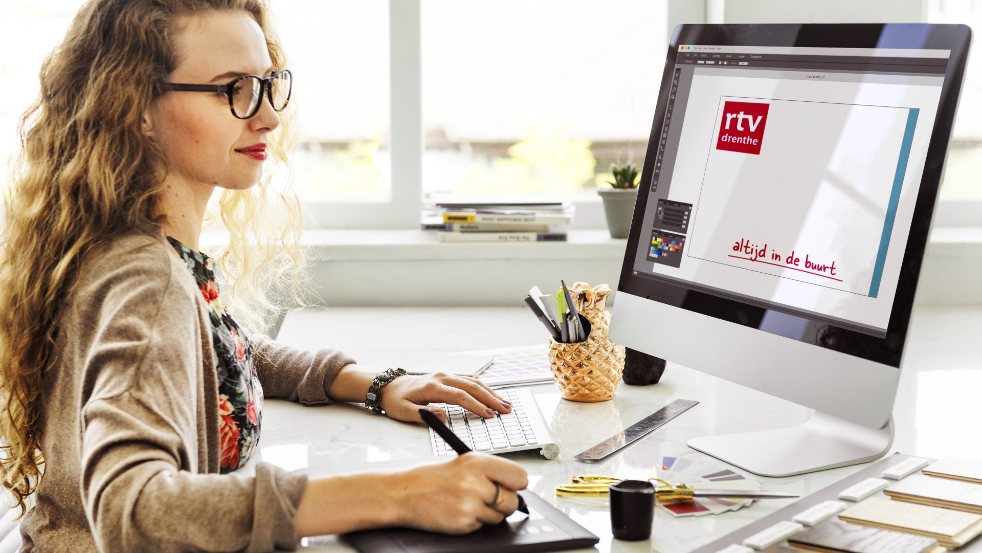 vormgever werkt aan RTV Drenthe vormgeving